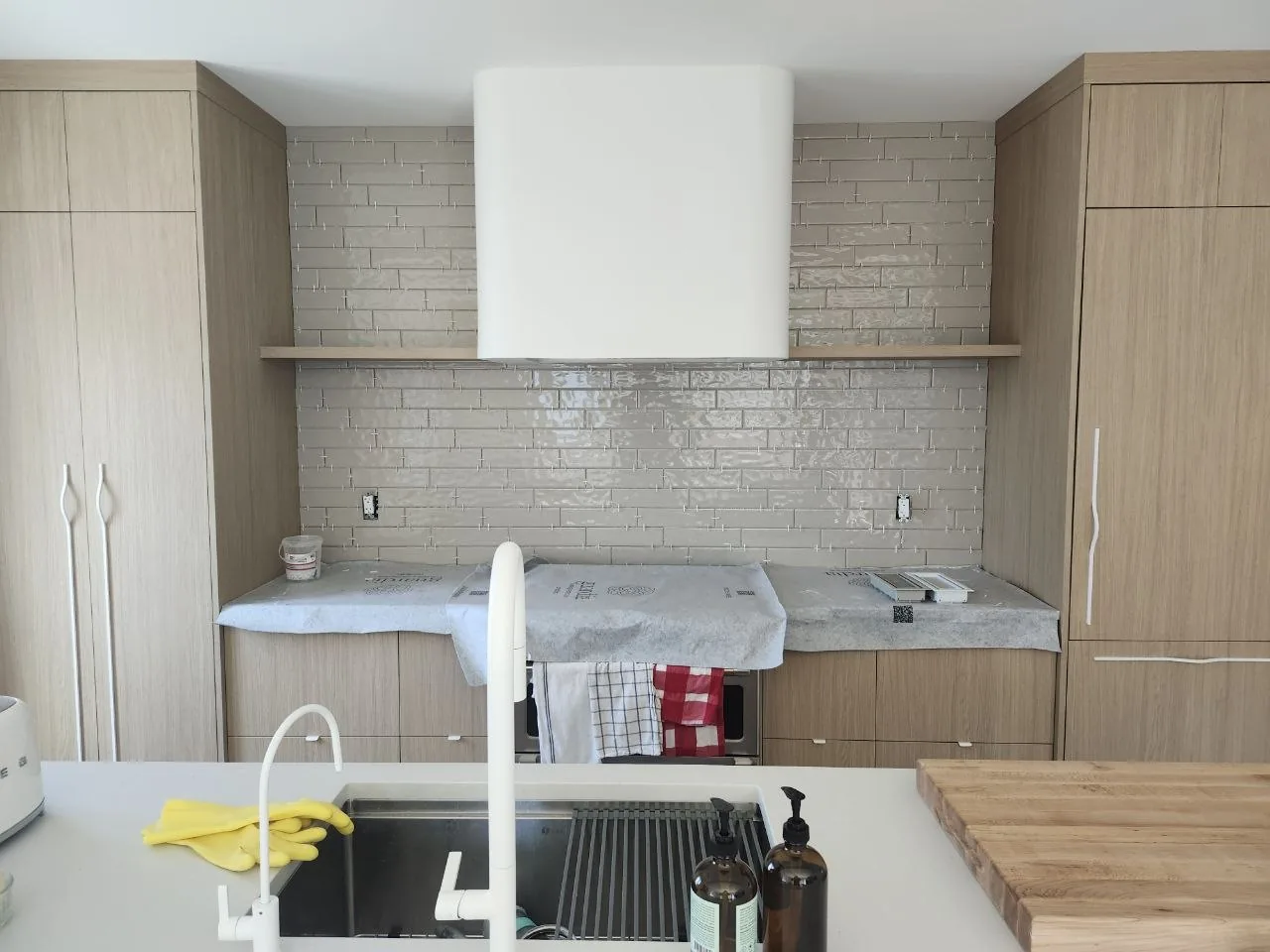 Tiling up to the range hood