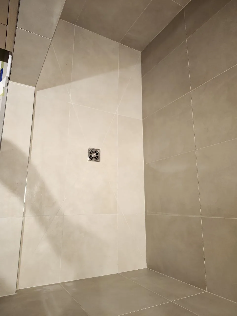 Mitred floor pitched to centre drain