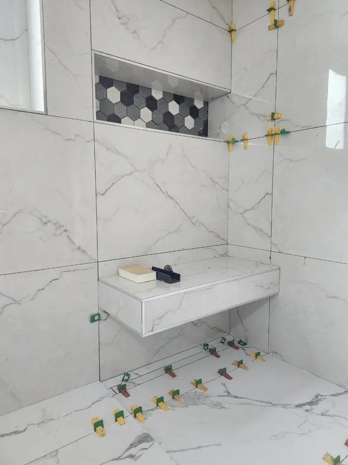 Shower niche & floating bench