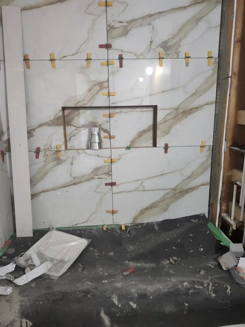 Setting the marble-look porcelain