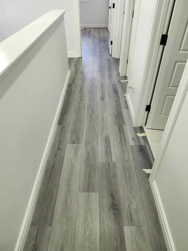 Hallway in grey oak vinyl plank