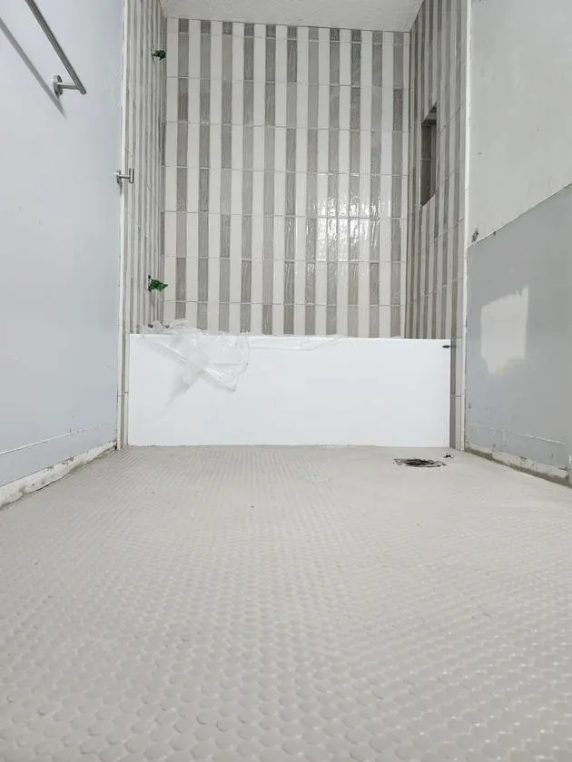 Stacked vertical tile, tub set