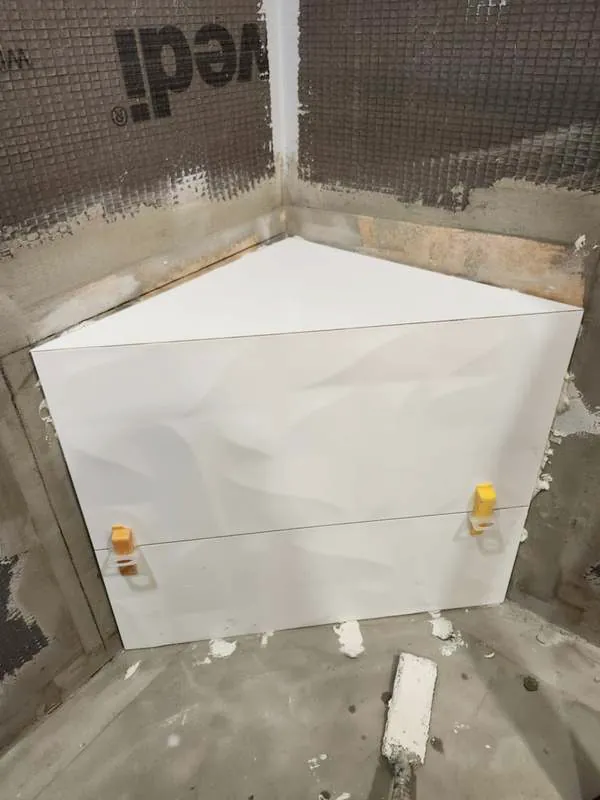 Bench tile with leveling clips