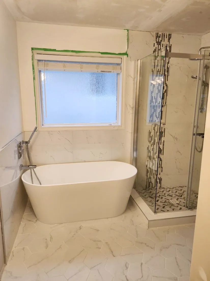 Soaker tub & glass shower