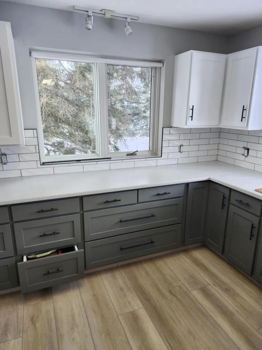 Shaker cabinets & wood-look floor