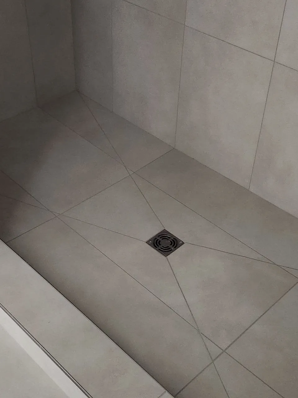 Four-way fall to the centre drain