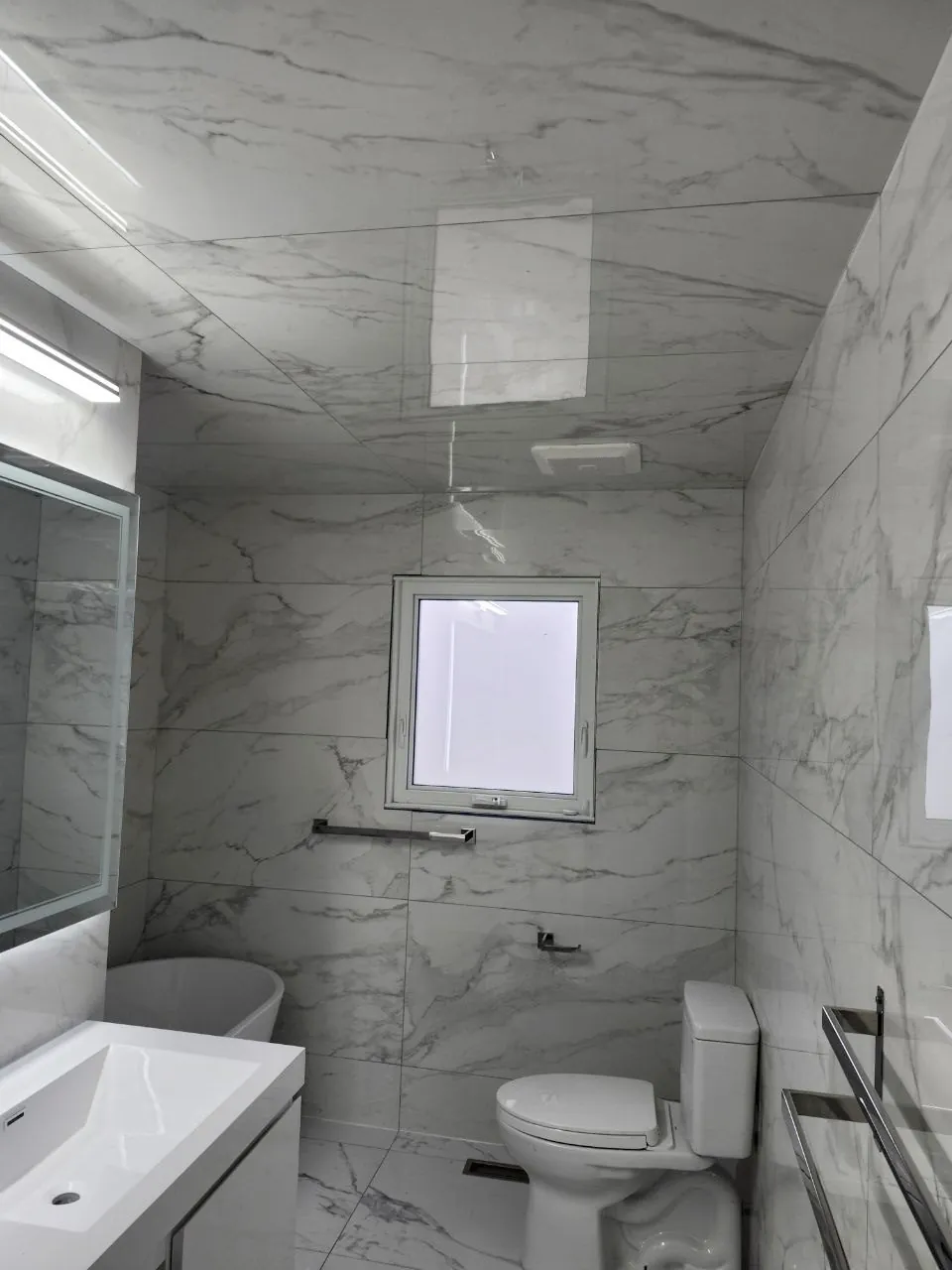 Freestanding tub & full-height porcelain