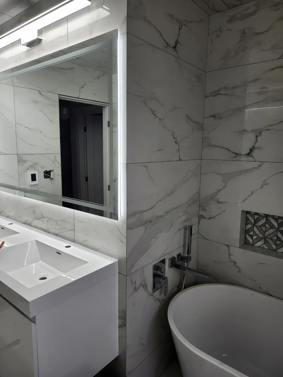 Backlit mirror, vanity & tub