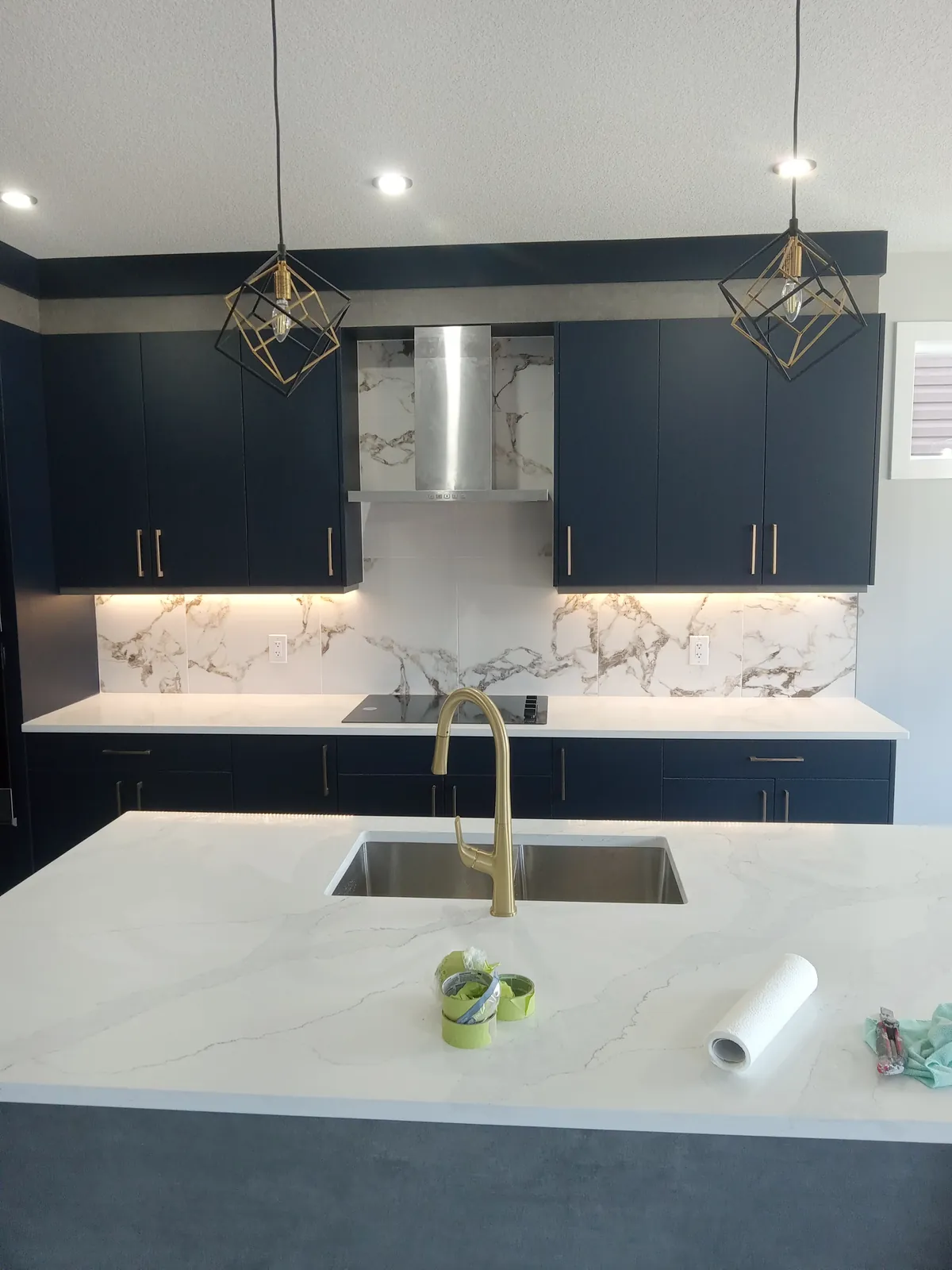 Book-matched porcelain backsplash & island