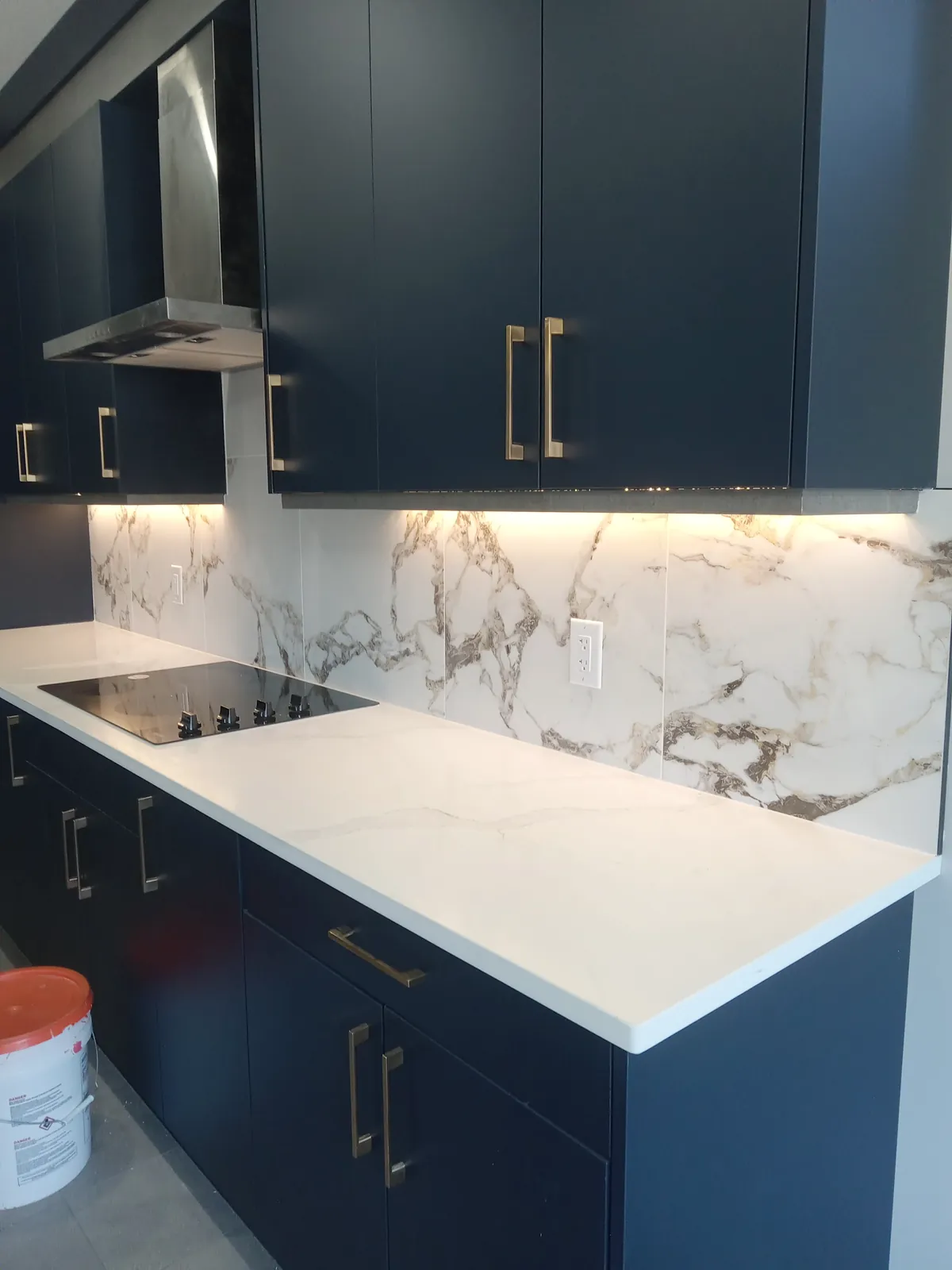 Calacatta-look slab behind the cooktop