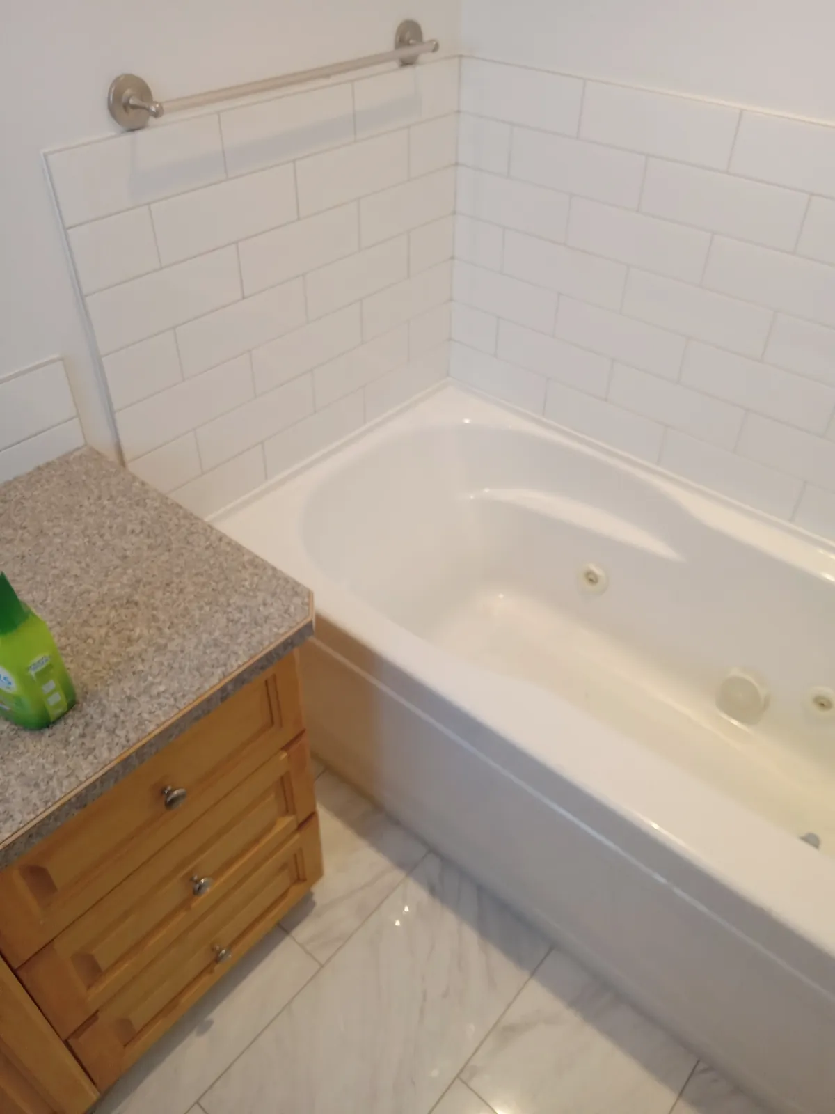 Finished subway surround & marble-look floor