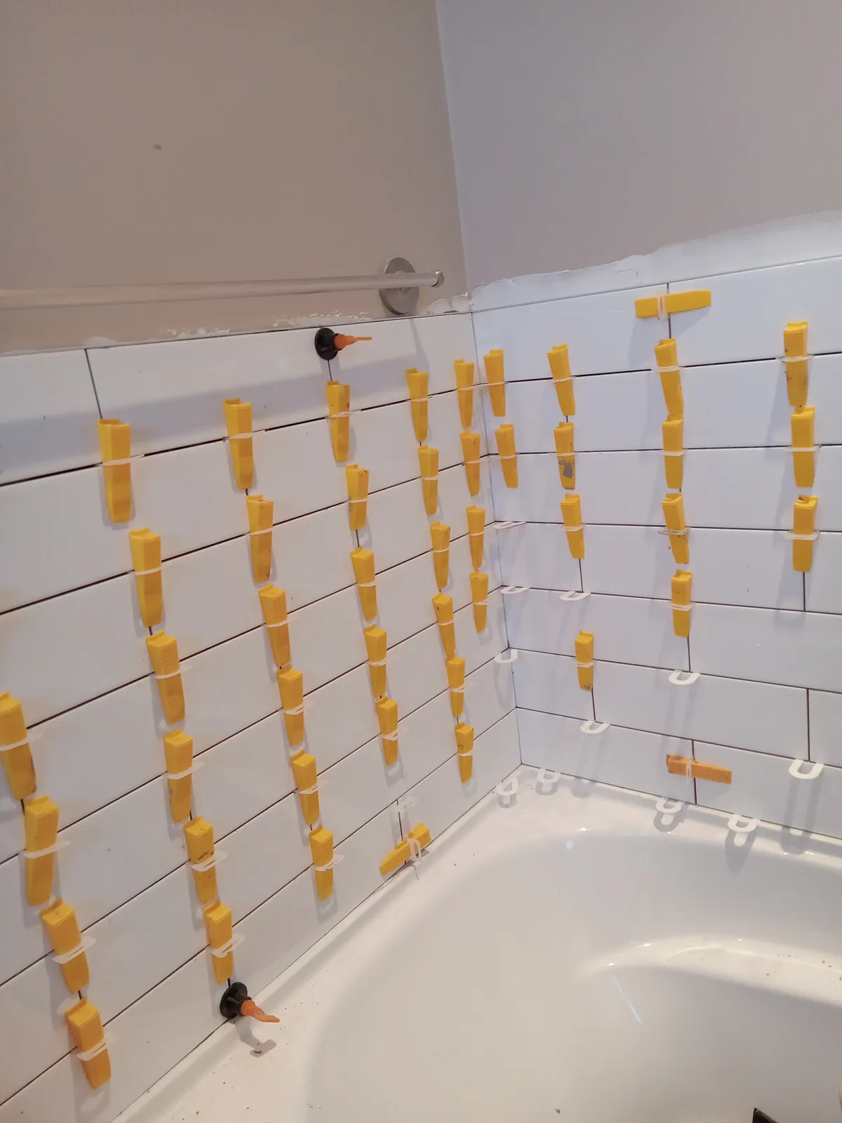 Setting subway tile with leveling clips