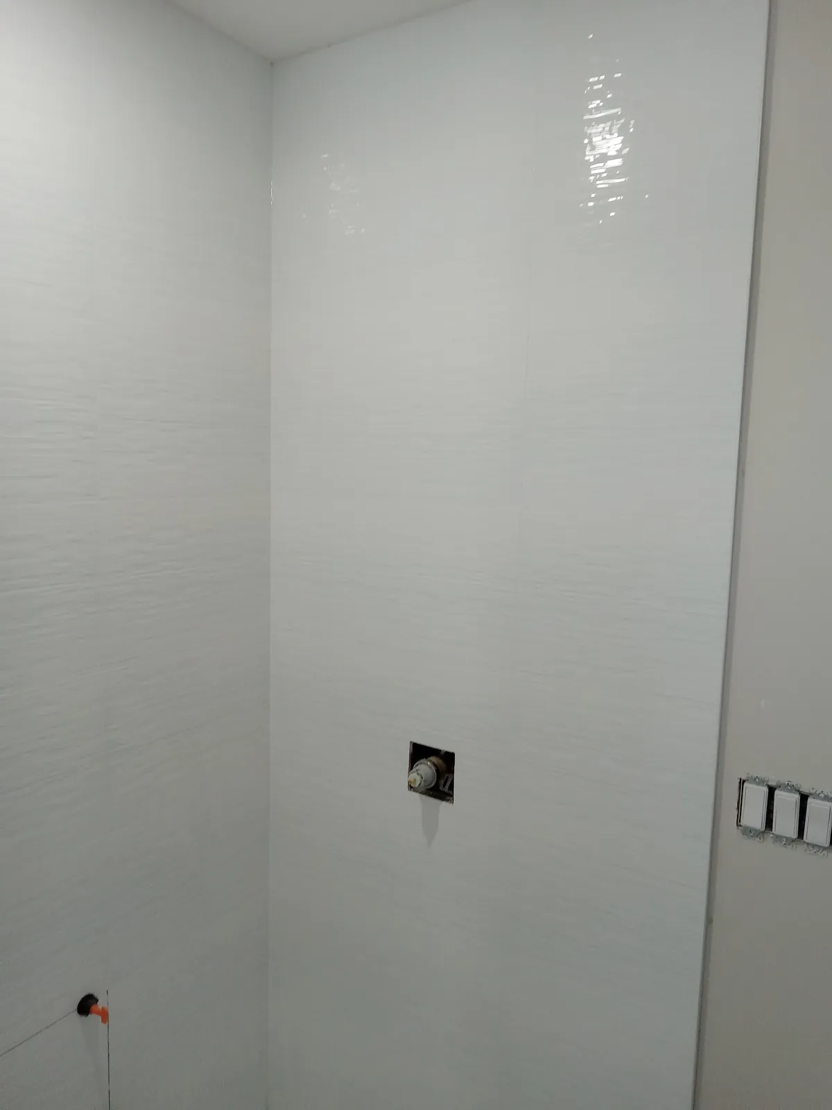 Full-height gloss wall tile