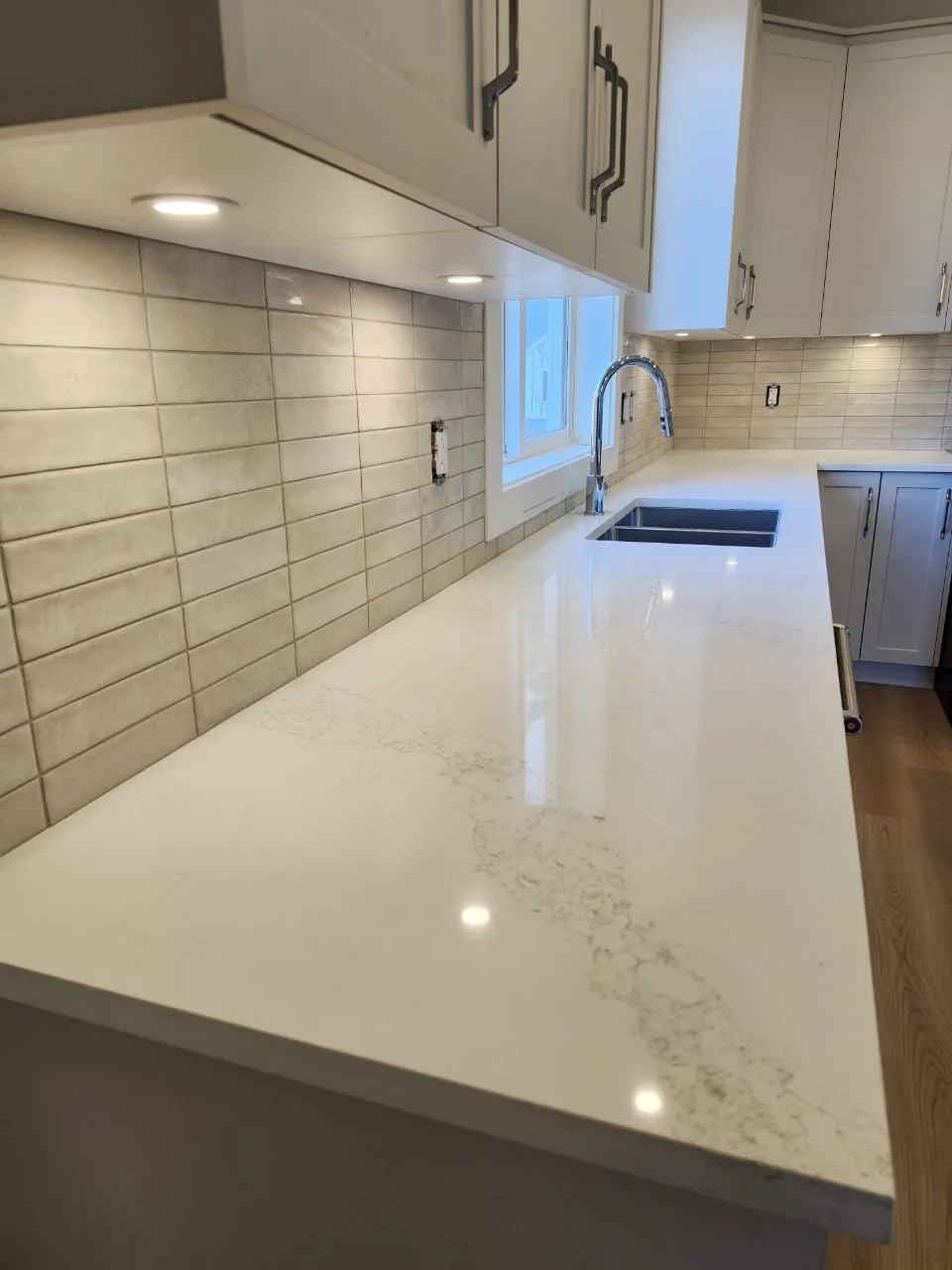 Waterfall quartz & linear backsplash