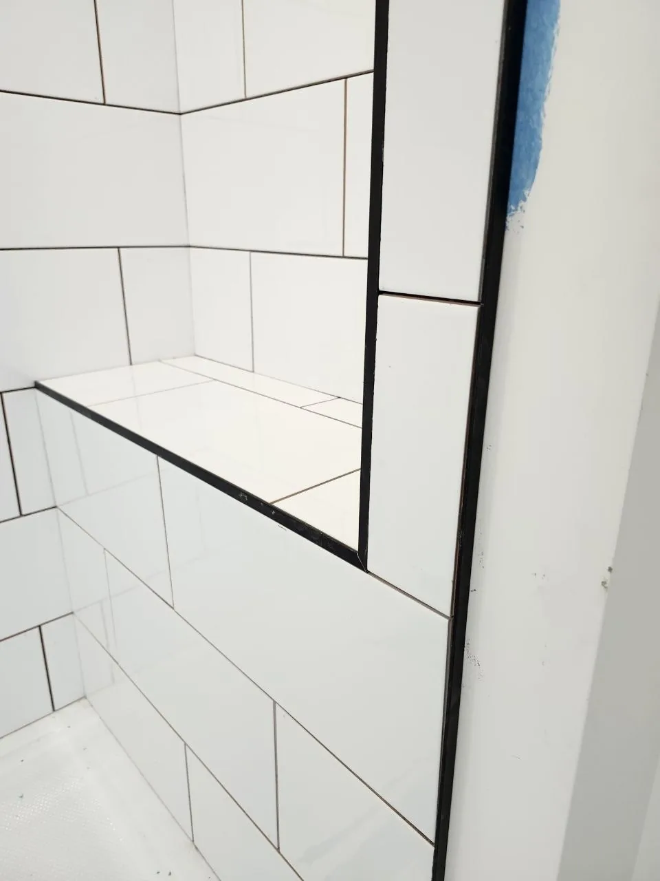 Built-in corner shelf